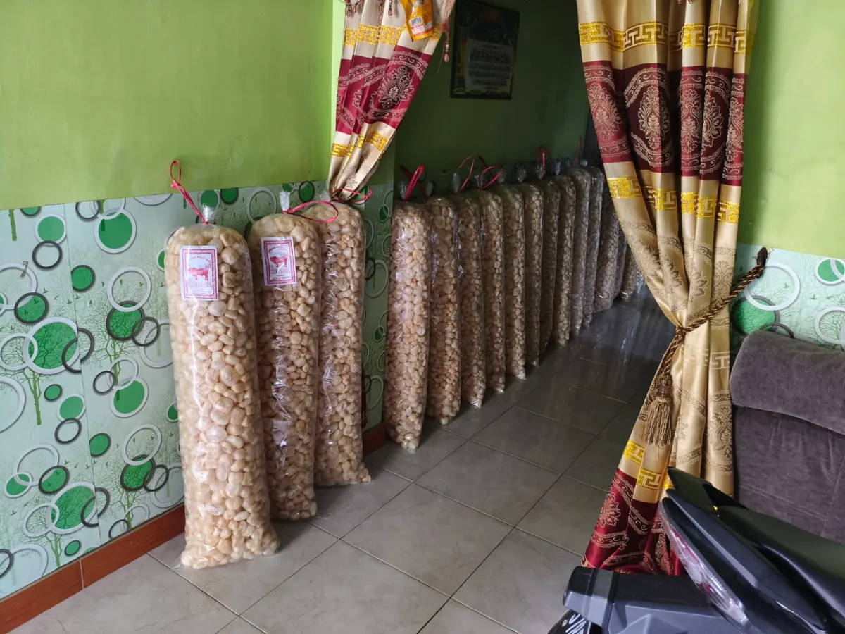 Deretan kemasan kerupuk kulit sapi berdiri di sepanjang dinding