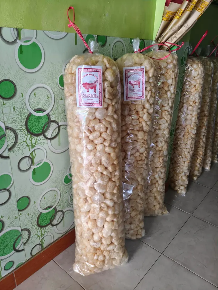 Kerupuk kulit sapi kemasan 1 kg dalam plastik bening berlabel
