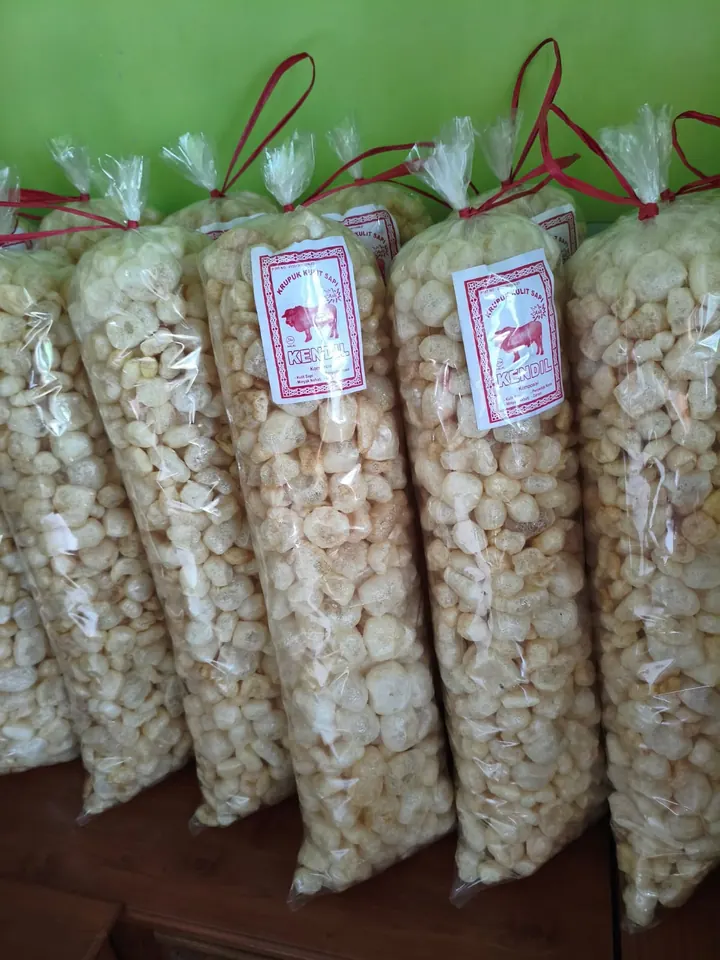 Kemasan panjang kerupuk kulit sapi berisi kerupuk berwarna kuning keemasan