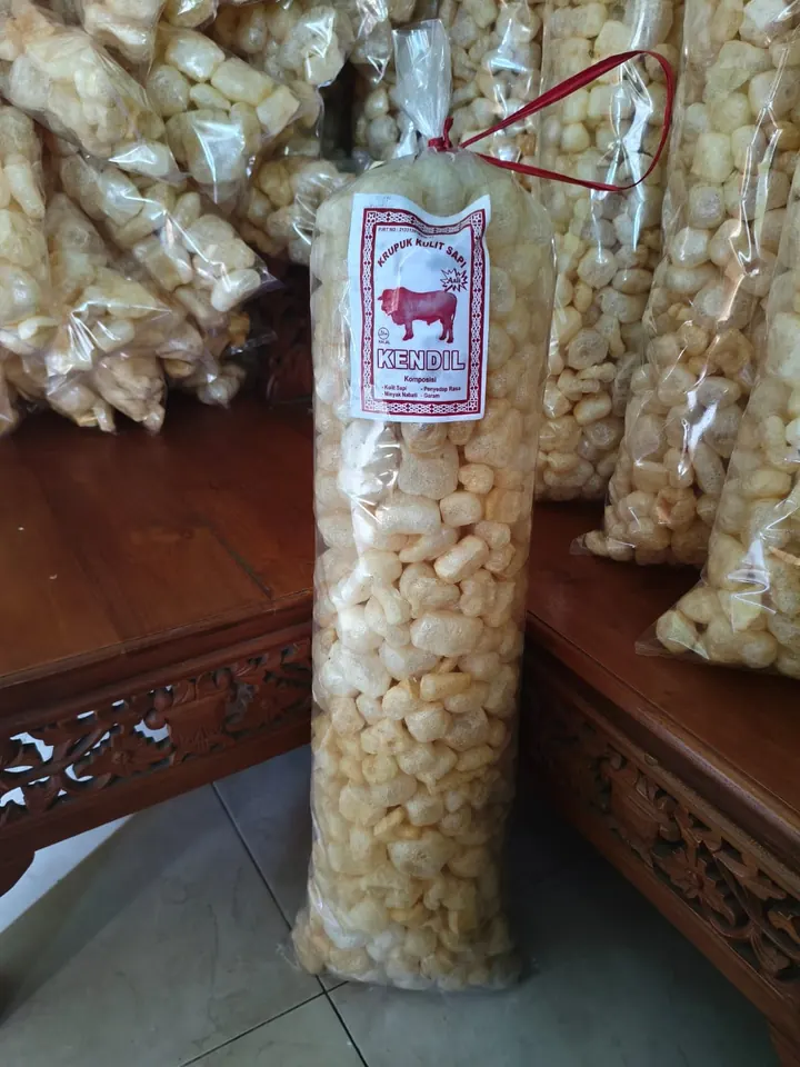 Beberapa kemasan kerupuk kulit sapi berdiri berjajar